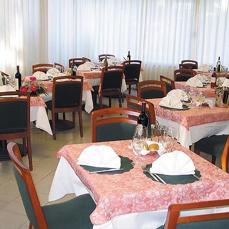 Hotel Aquila D'Oro ميسانو ادرياتيكو المظهر الخارجي الصورة
