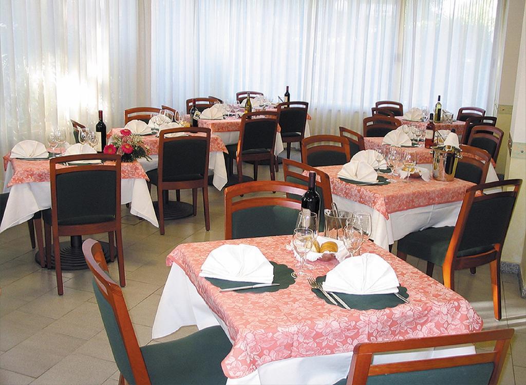 Hotel Aquila D'Oro ميسانو ادرياتيكو المظهر الخارجي الصورة